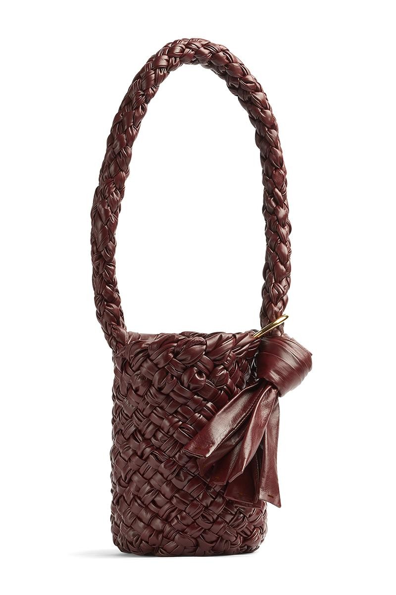 Matthieu Blazy ra mắt chiếc túi đầu tay mới cương vị đứng đầu Bottega Veneta